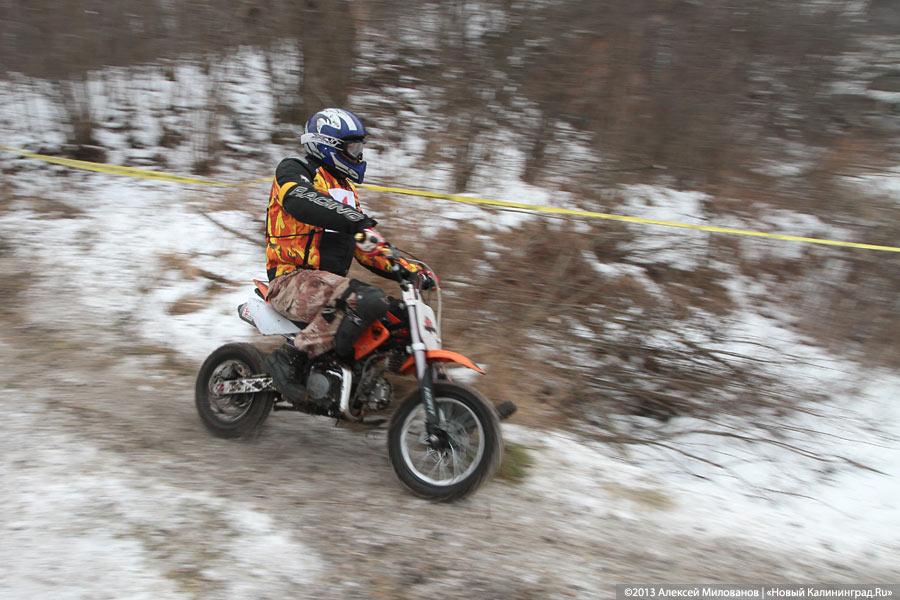 «Пингвиньи гонки»: фоторепортаж с зимнего мотокросса