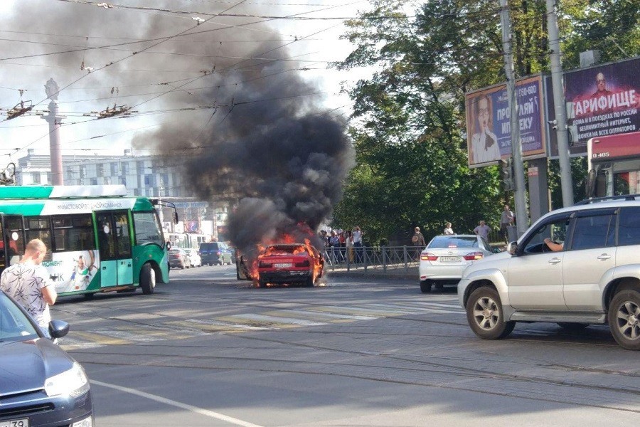 Водитель сгоревшего в центре Калининграда авто скрылся с места происшествия