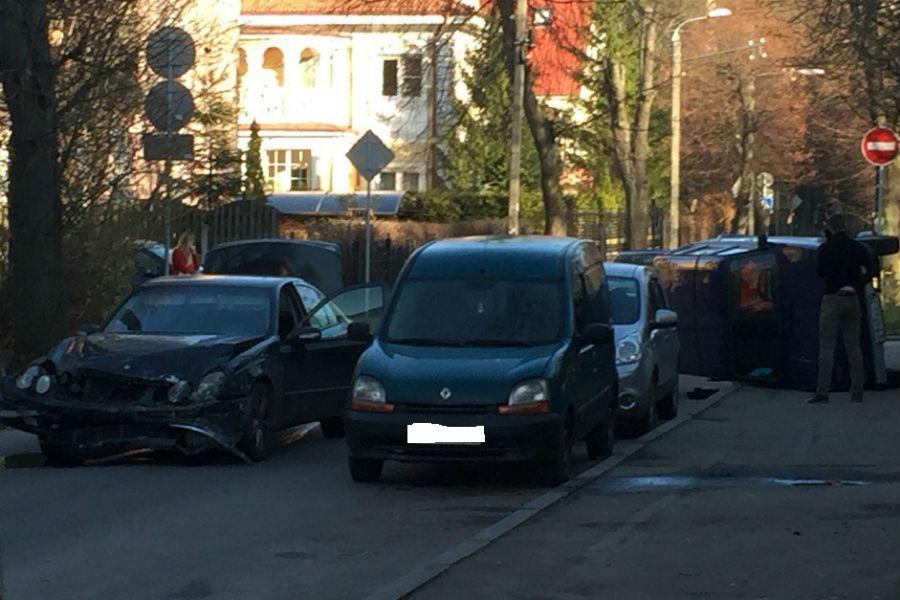 В результате ДТП на ул.Банковская перевернулся внедорожник (фото)