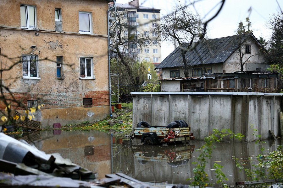 Водный мир на Орудийной: в Калининграде тонет в болоте жилой дом