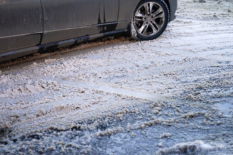 В России запретили летом ездить на авто с зимними шинами, зимой — с летними