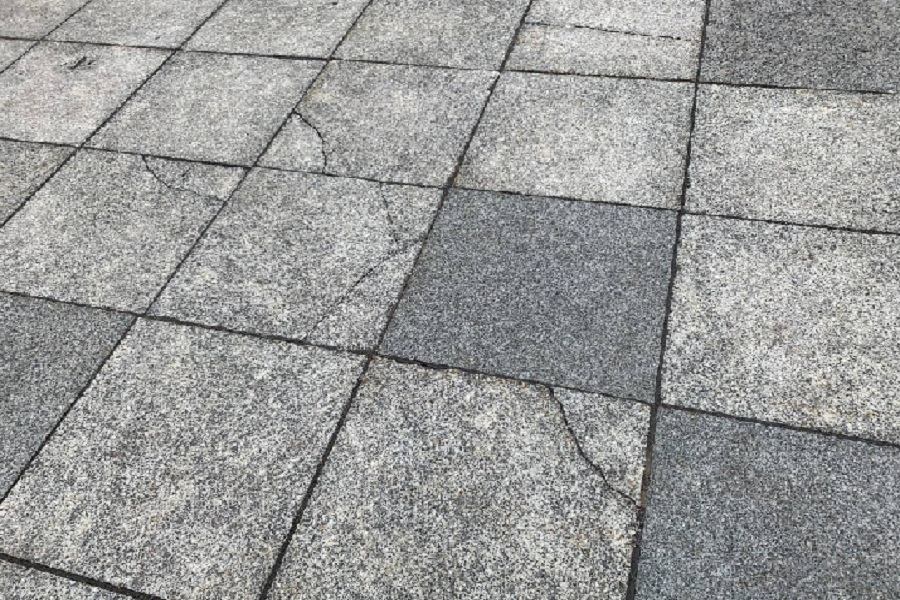 Горвласти намерены заказать экспертизу ломающейся плитки и основания под ней на пл. Победы