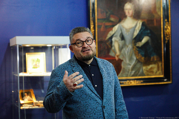 Тонкие материи и тюремная соломка: в Музее искусств открывается выставка Александра Васильева