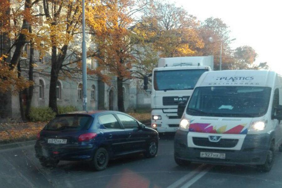 На ул. Невского в Калининграде фура врезалась в «Пежо» (фото)