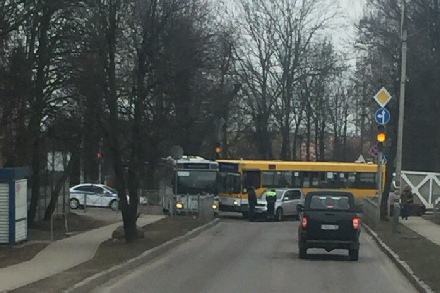 На Аллее Смелых столкнувшиеся автобусы блокировали движение транспорта (фото)