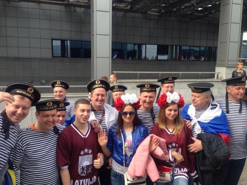 Чиновники во главе с Цукановым сходили на хоккей в Минске в тельняшках и бескозырках (фото)