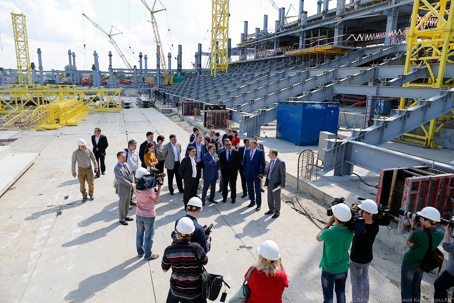 Нащупал дно: Улюкаев проверил, как идет строительство стадиона в Калининграде