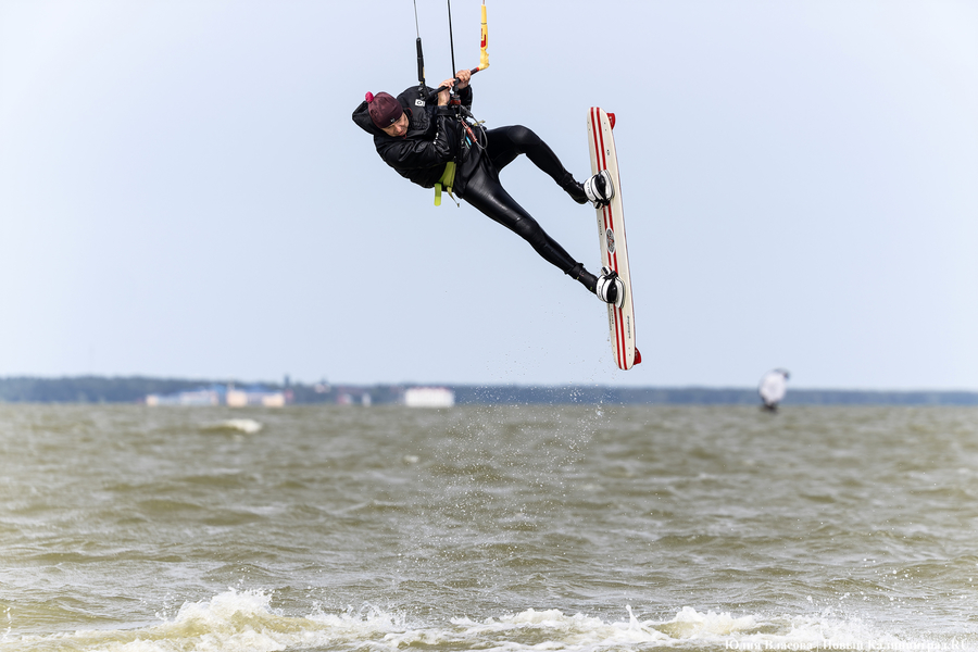 По воде против ветра: на Куршском заливе соревновались под кайтом и с крылом (фото)