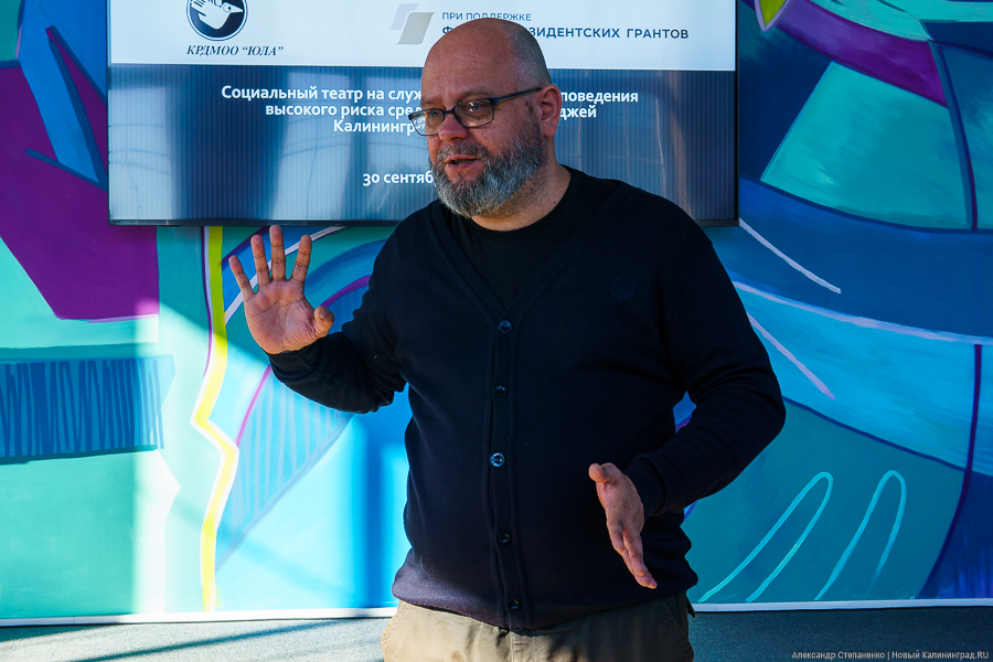 «Ошибка выжившего в общежитии»: в Калининграде прошла премьера форум-спектакля