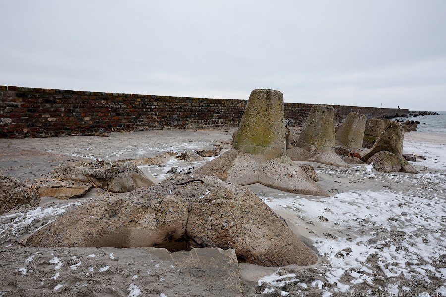 Тетраподы на куски: последствия шторма в Балтийске (фото)