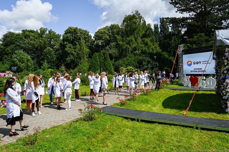 Как проходит вручение дипломов выпускникам БФУ в Ботаническом саду (фото)