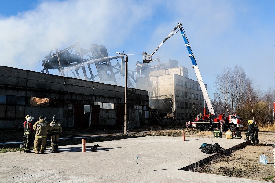 Бетон и балки: последствия крупного пожара на «Цепруссе» (фото)