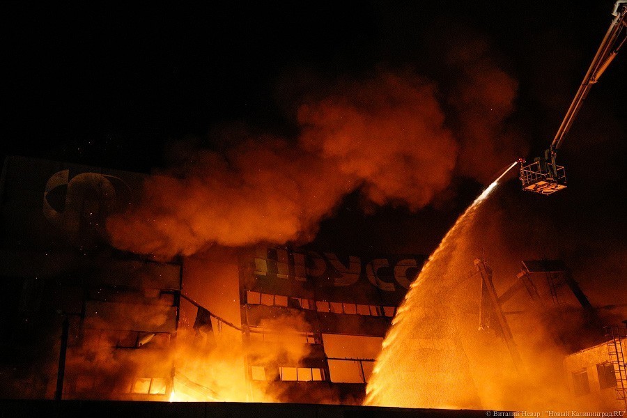 «Цепрусс» в огне: в Калининграде горело заброшенное здание завода (фото)