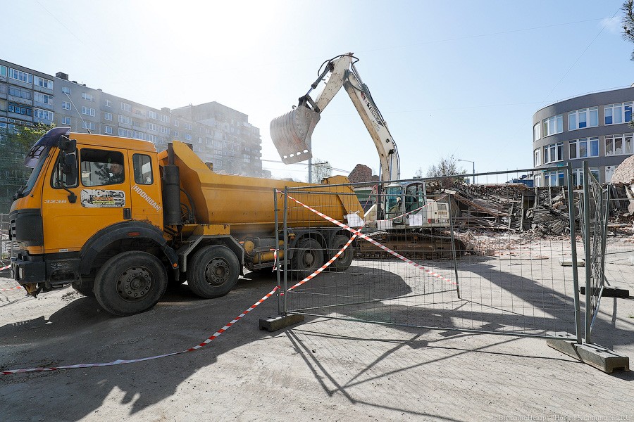 В Калининграде снесли часть бывшего медучилища на ул. Боткина (фото)