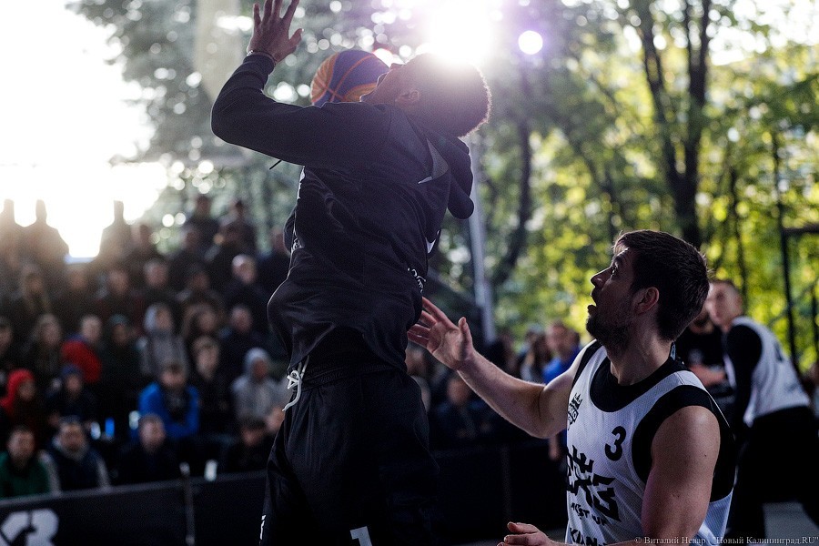 Слэмданк под мостом: в Калининграде прошел статусный турнир по стритболу (фото)