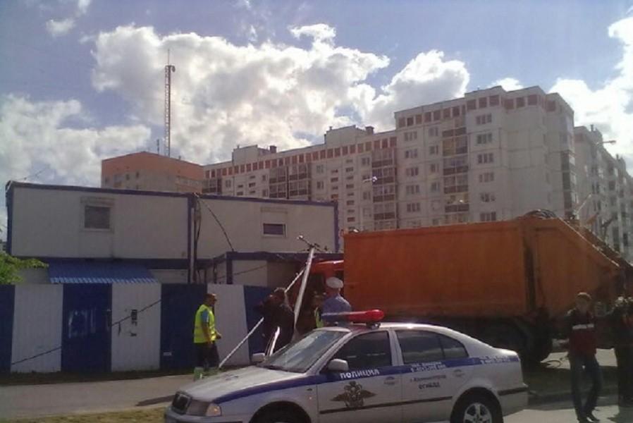 В Калининграде мусоровоз проломил забор и въехал в строительную будку (фото)