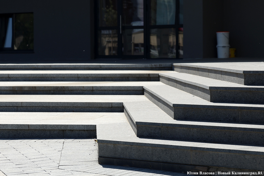 На площади у Дома искусств завершается благоустройство. Вот как она выглядит (фото)