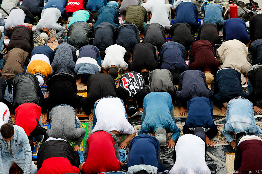 6 апреля праздник мусульман. Байрам праздник мусульман. Мусульманин молится. Мусульмане молятся на улице. С праздником Курбан байрам.