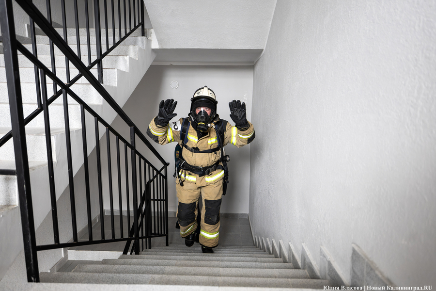 За три минуты на 25-й этаж: у пожарных прошли соревнование по скоростному подъёму (фото)
