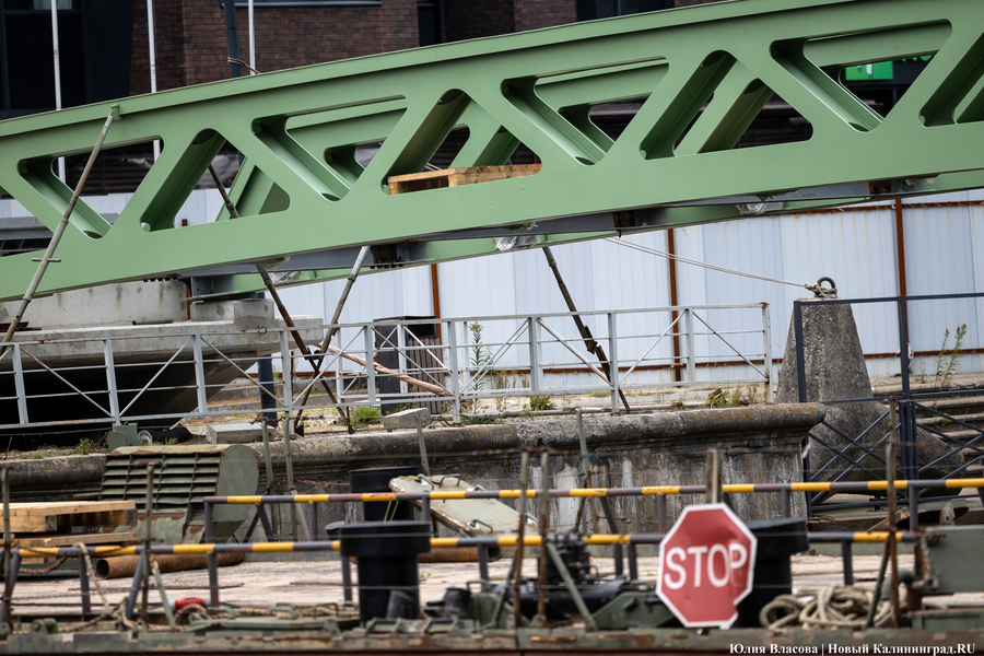 От «Юности» до Канта: в Калининграде монтируют арочный пролёт Философского моста (фото)