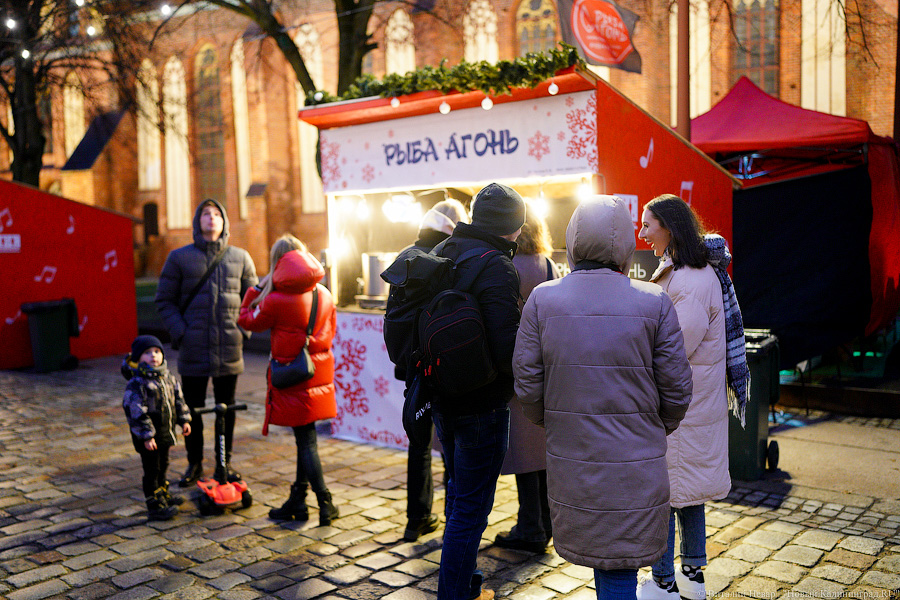 Девочки, записываемся на ободочки: в Калининграде открылась новогодняя ярмарка на острове Канта (фото)