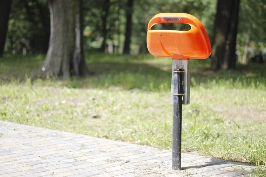 В реконструированном сквере на Юношеской вандалы повредили урны и плафоны (+фото)