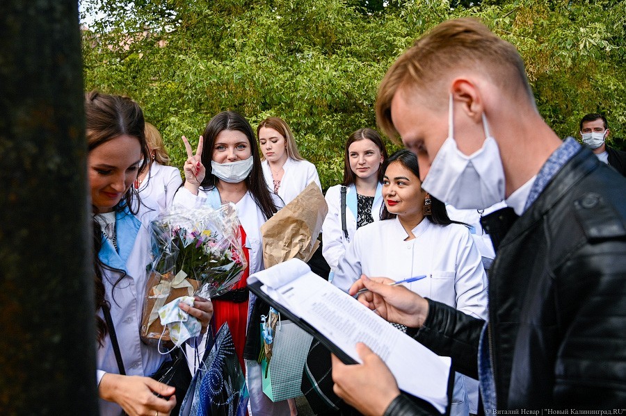 Как проходит вручение дипломов выпускникам БФУ в Ботаническом саду (фото)