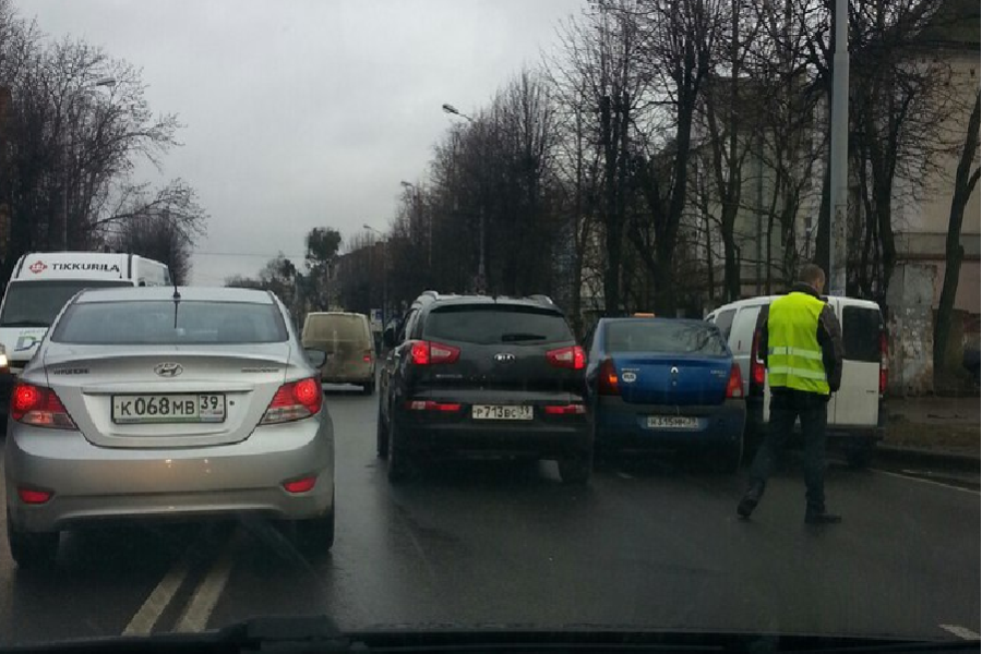 На ул.Невского из-за тройного ДТП образовалась пробка (фото)