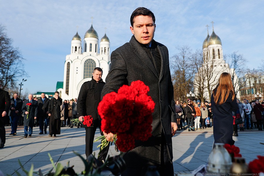 Опустить голову, зажечь свечу: в Калининграде почтили память погибших в Кемерово