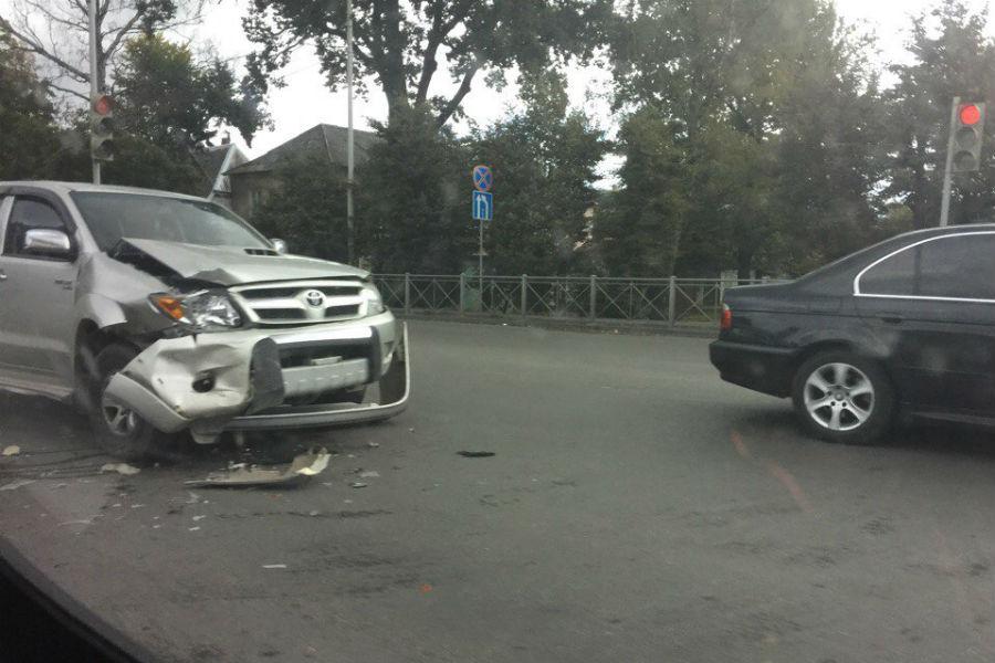 На Гагарина столкнулись два легковых авто, движение затруднено (фото)