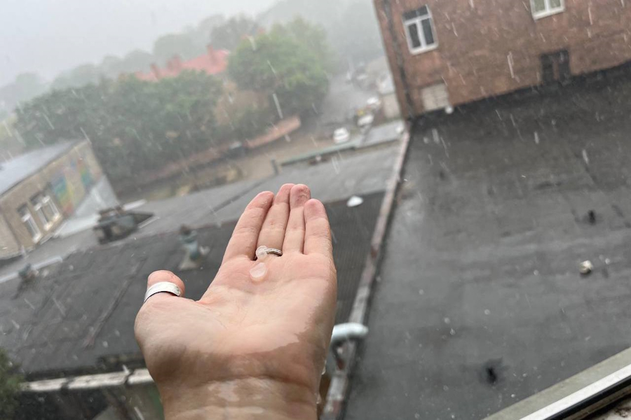 Видео: ливень, гроза и град в Калининграде