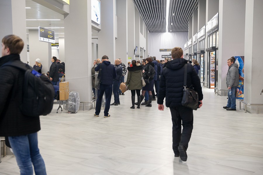 «Очереди кругом»: в «Храброво» сотни пассажиров не могут улететь из-за тумана