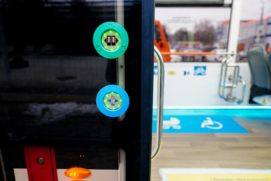 Летучий голландец: в Калининград привезли новый трамвай (фото)