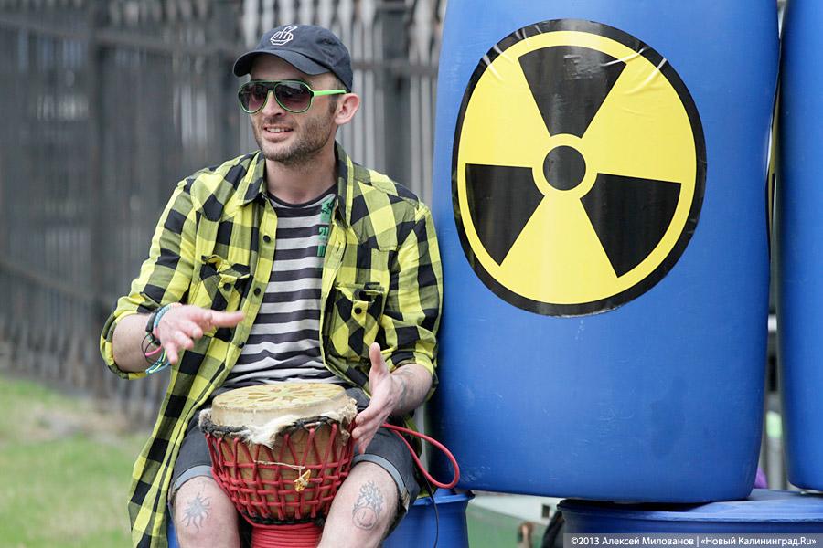 «Банки и бочки»: акция протеста финансированию Балтийской АЭС в Калининграде