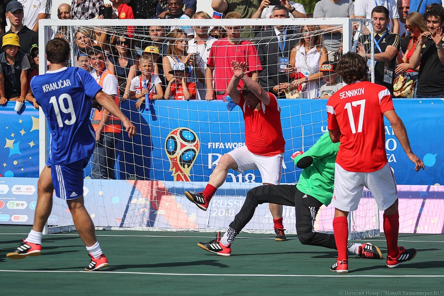 Праздник очередей и футбола: чем запомнился матч легенд ФИФА в Калининграде