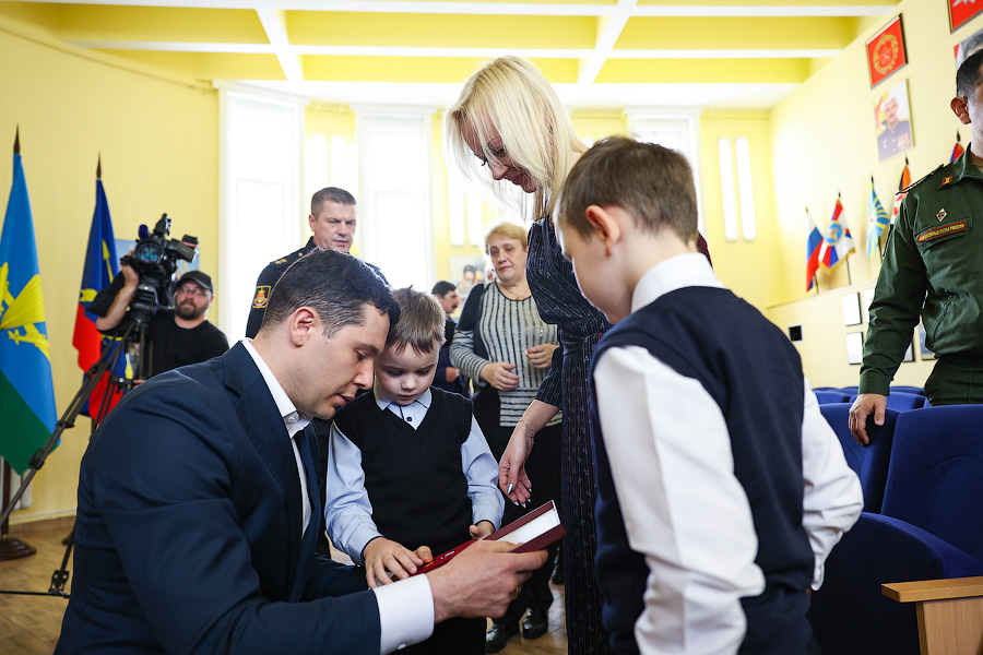 Был учителем, осталось трое детей: вдове контрактника из Гусева вручили золотую звезду (фото)