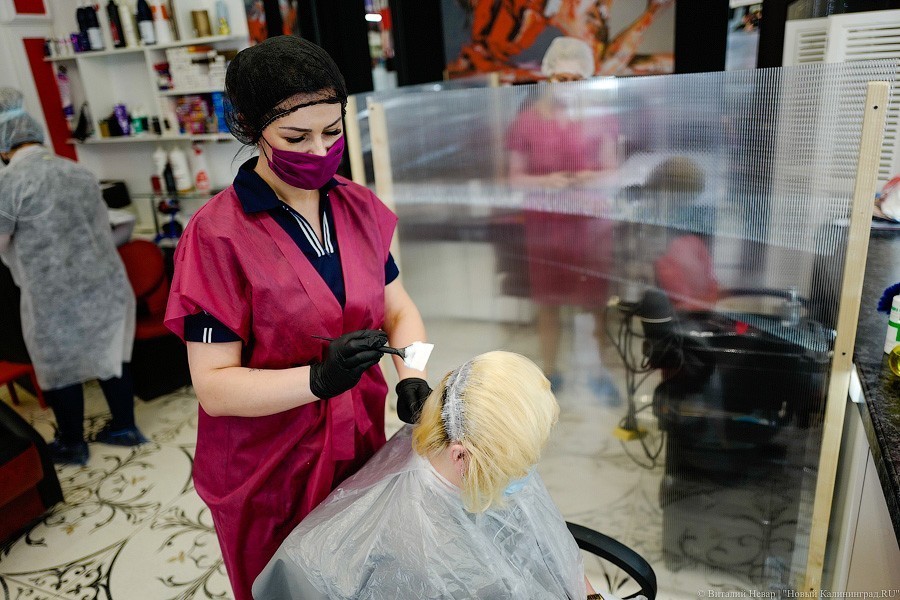 В масках и на дистанции: в Калининграде открылись торговые центры и парикмахерские