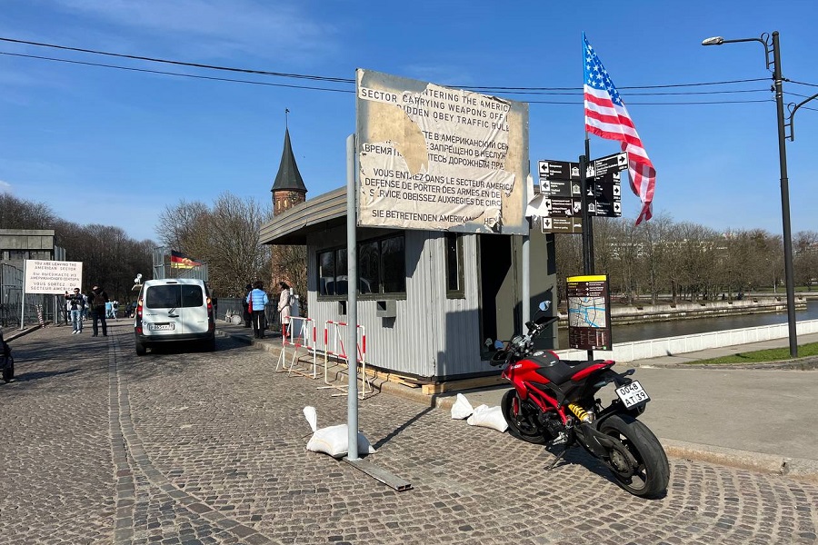 «Чекпойнт Чарли» у синагоги: на Острове проходят съемки нового российского сериала (фото)