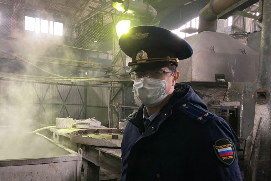 Ночью в Прибрежном опять запустили плавильную печь, на место выезжал прокурор