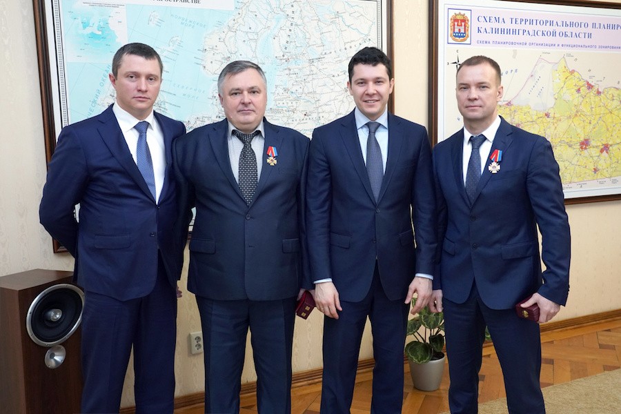 Алиханов наградил начальника калининградской полиции орденом