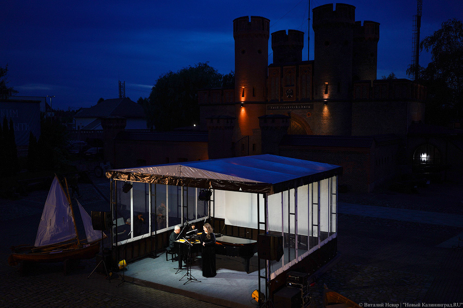 Любовь и жизнь: во Фридрихсбургских воротах выступила солистка Михайловского театра (фото)