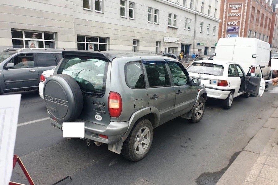 В тройном ДТП на площади Победы пострадала девушка (фото)