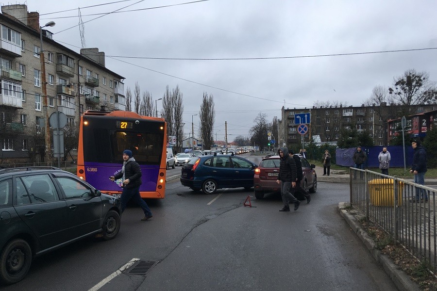 На Борзова два автомобиля блокировали проезд в сторону Красной (фото)
