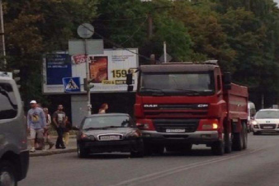 На ул. Дзержинского столкнулись легковушка и «КамАЗ», движение затруднено (фото)