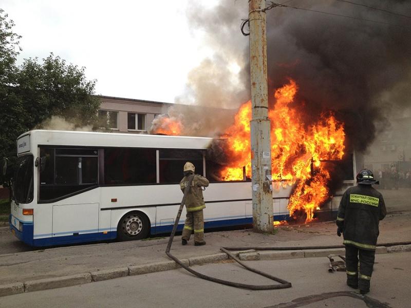 В Калининграде на Московском проспекте горит рейсовый автобус