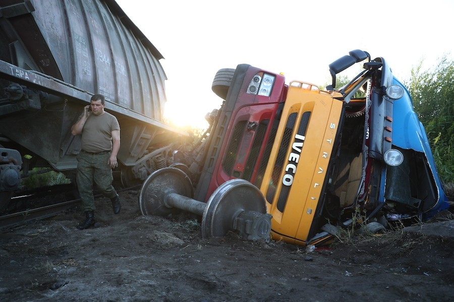 В Калининграде столкнулись поезд и грузовик с песком. Фоторепортаж с места ДТП