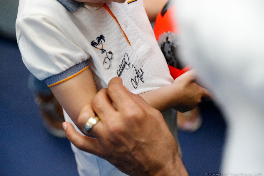 Шапка-ушанка в подарок и селфи с Забивакой: бразилец Кафу прилетел в Калининград