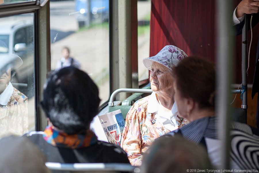 Почти ровесники: в Калининграде прошла трамвайная экскурсия для ветеранов