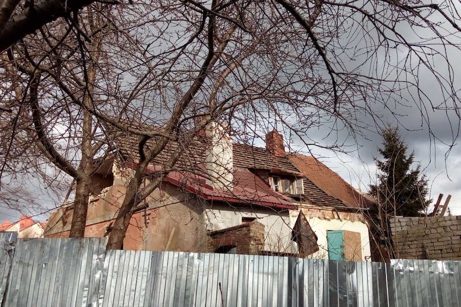 Состояние плачевное: Дом Коринта частично разобрали в ходе реконструкции (фото)