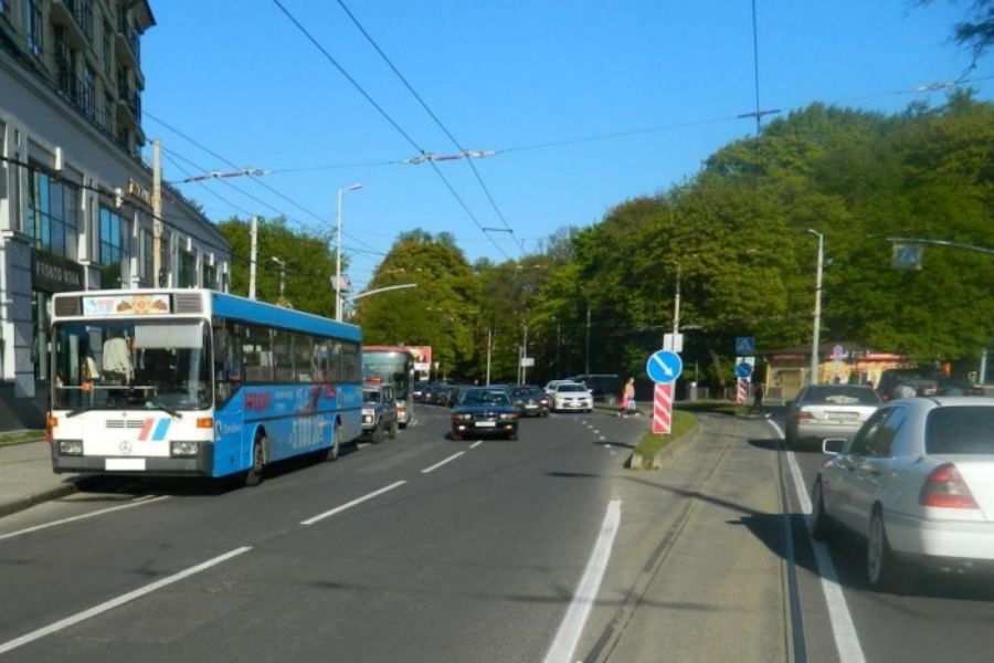 В Калининграде пассажирка резко затормозившего автобуса попала в больницу